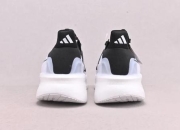 阿迪达斯Ultraboost系列：革新缓震科技定义跑鞋新标杆